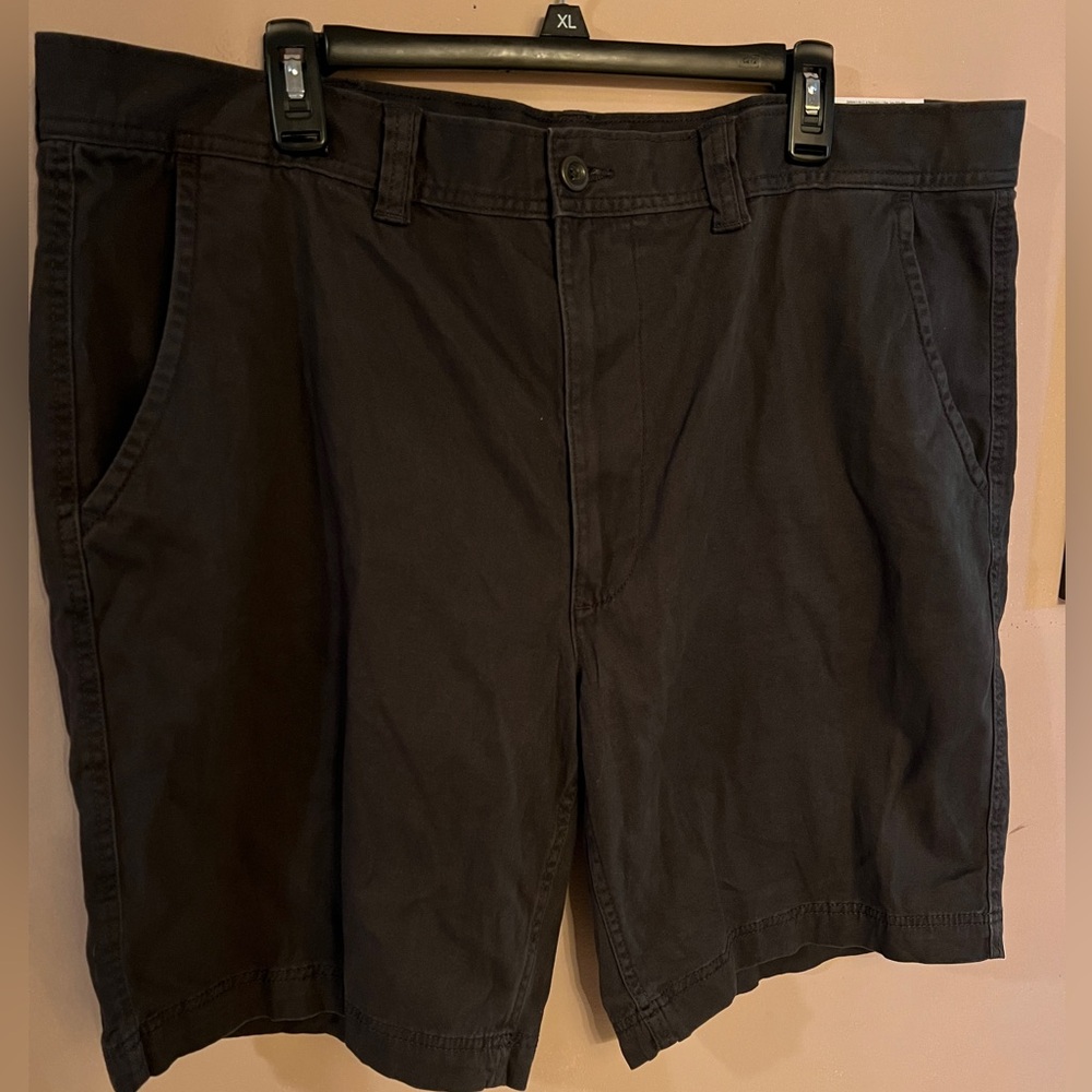 St John’s Bay flat front men’s shorts with comfort stretch fabric, size 42 Big.